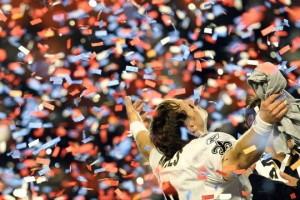  足坛传奇齐聚慈善赛，经典时刻重温旧梦