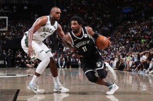  雄鹿字母哥强势发挥轻取篮网