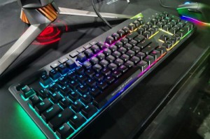  电竞选手指尖飞舞，键盘敲出冠军之路