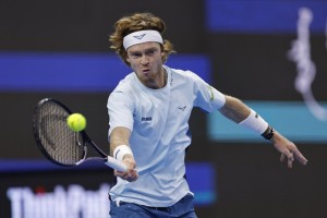  卢布列夫苦战五盘过关，硬地赛季渐入佳境