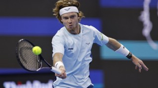  卢布列夫苦战五盘过关，硬地赛季渐入佳境