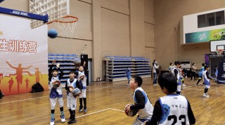  篮球训练营火热开营，专业指导助力成长