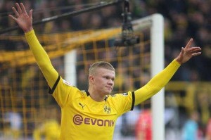  足坛新星闪耀，哈兰德帽子戏法惊艳全场