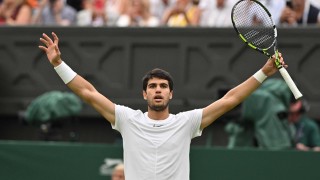  温网决赛巅峰对决，阿尔卡拉斯险胜夺冠