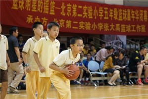  篮球名宿执教青年军，传承经验培育新人