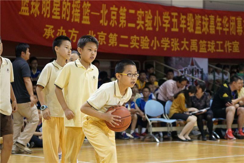  篮球名宿执教青年军，传承经验培育新人