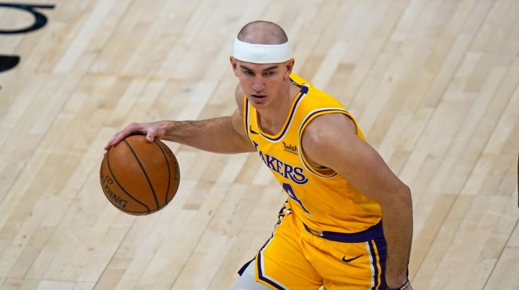  残疾人篮球锦标赛，运动员拼搏精神感人