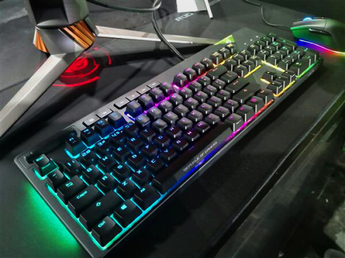  电竞选手指尖飞舞，键盘敲出冠军之路