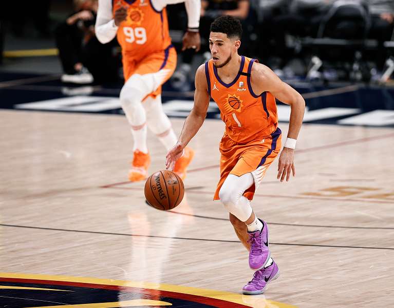  季后赛激战正酣，强队对决火花四射