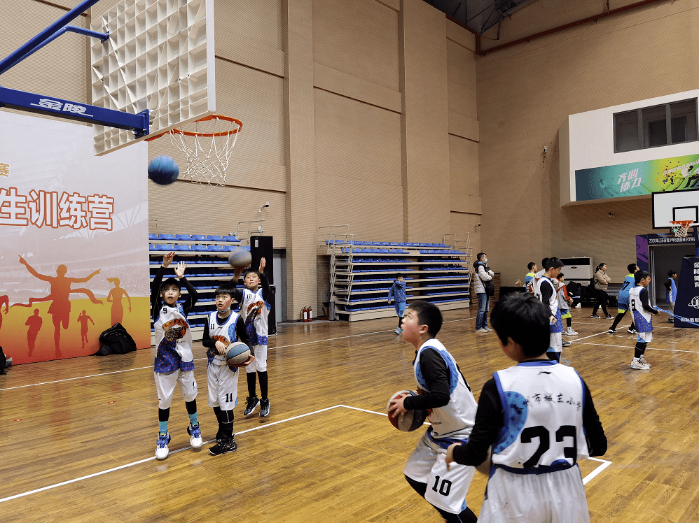  篮球训练营火热开营，专业指导助力成长